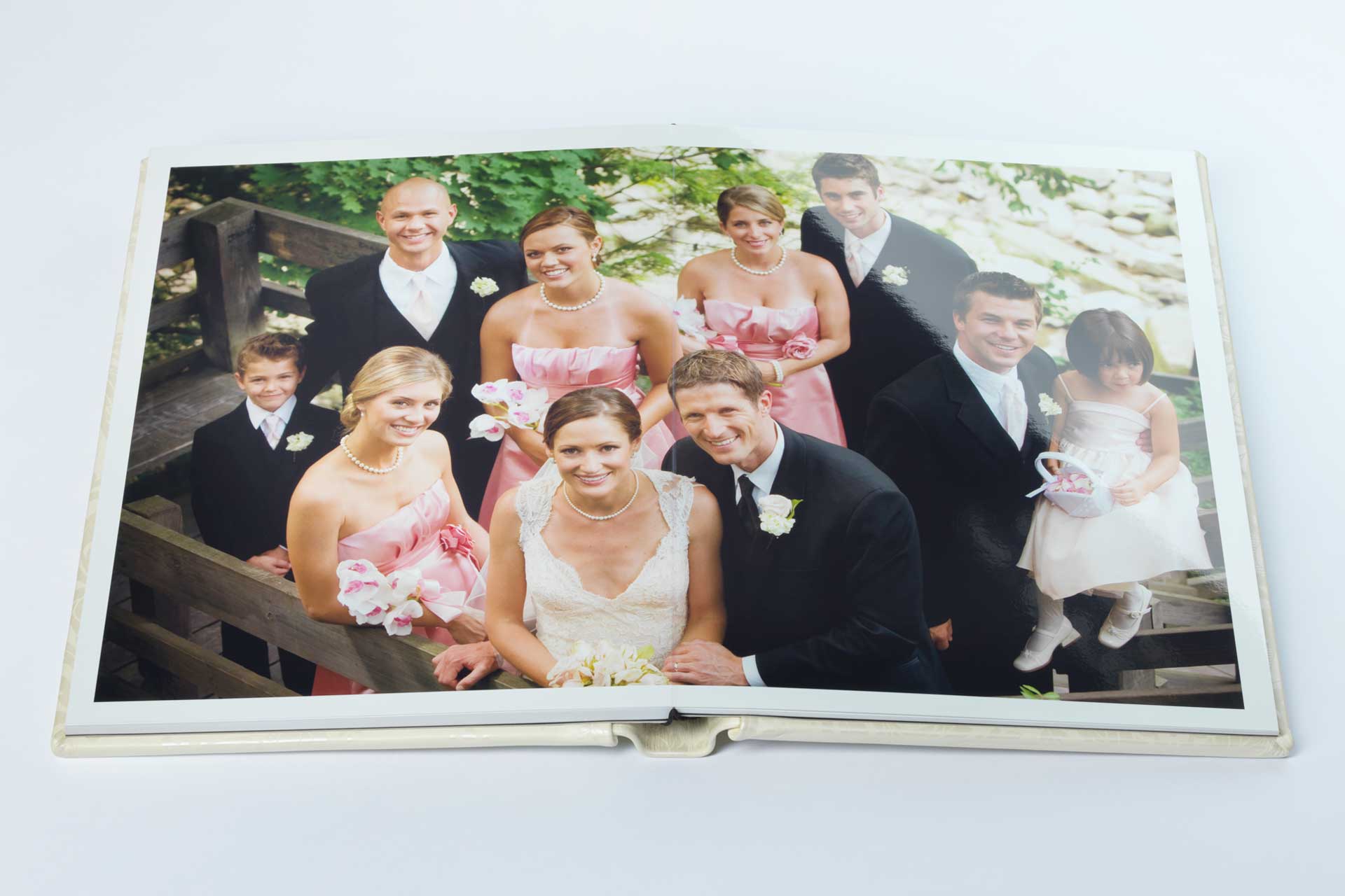 Lay-flat binding – for panoramic and emotional impact